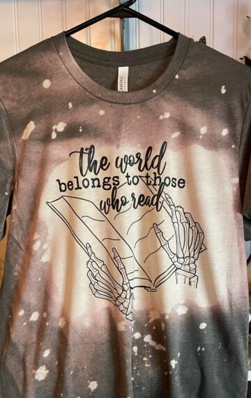 The world belongs to those who read t-shirt